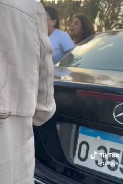 La desesperación de la novia cuando la bajan de un auto a punta de pistola para trasladarla a otro vehículo