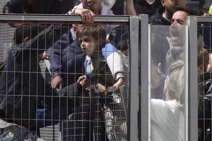 La desesperación de un hincha para sacar a un niño de la tribuna