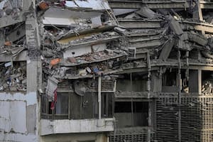 Las increíbles imágenes de un hombre al escapar por las escaleras de un edificio que estaba por colapsar en Venezuela