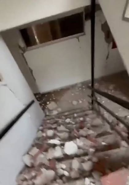 La desesperación de un hombre al escapar por las escaleras de un edificio que estaba por colapsar en Venezuela.