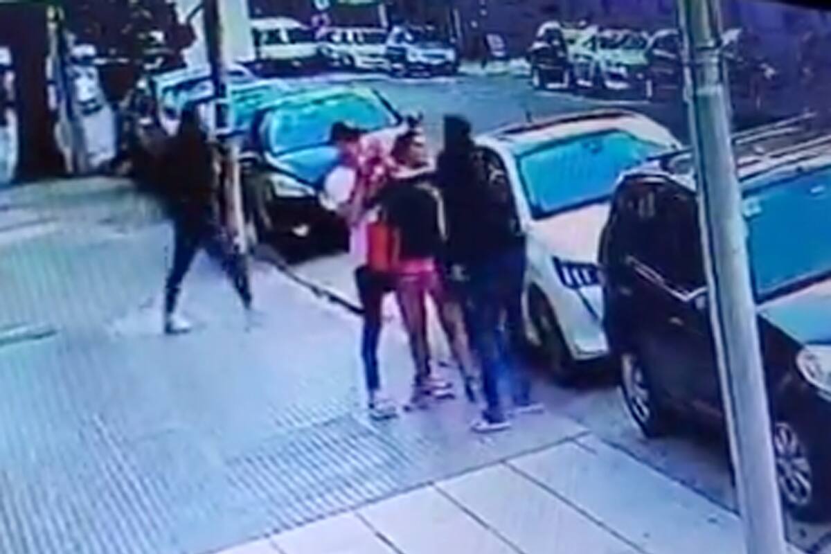 La desesperación de una mujer en Avellaneda por intentar rescatar a los niños que trasladaba en la camioneta que dos delincuentes le robaban