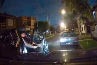 Intentaron romperle el auto a culatazos y pegarle un tiro, pero se salvó porque era blindado