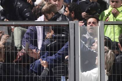 La desesperación por sacar a los niños de las tribunas