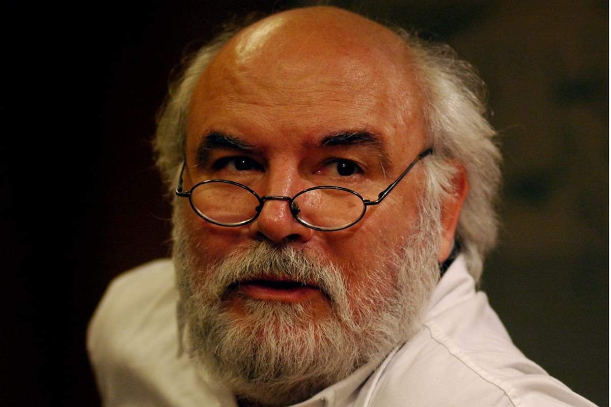 La designación implica un cambio en el perfil del conductor de un faro cultural para el país: el autor de policiales, popularmente reconocido, ingresa en lugar de Elsa Barber, una especialista en bibliotecología