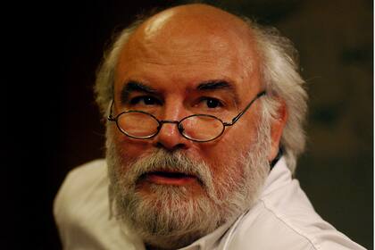 La designación implica un cambio en el perfil del conductor de un faro cultural para el país: el autor de policiales, popularmente reconocido, ingresa en lugar de Elsa Barber, una especialista en bibliotecología