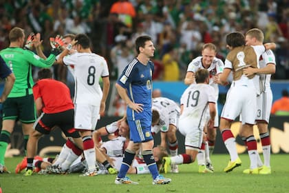 La desolación de Messi en medio del Maracaná, en 2014, ante el festejo de los alemanes
