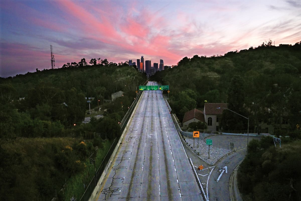 La desolación encarnada en una autopista vacía, una de las caras más visibles de la cuarentena