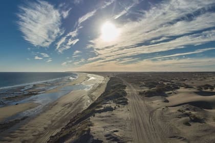 La desolada costa de Río Negro, en el golfo San Matías, a la altura de Caleta de Los Loros, donde, según se dice, llegaron los submarinos nazis en 1945