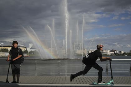 La desordenada explosión de estos vehículos llevó al gobierno de Macron a regular el uso. Andar en las veredas será multado con 135 euros