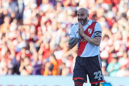 La despedida de Javier Pinola durante el partido que River goleó a Betis por 4-0, en Mendoza; el central anunció este domingo su retiro del fútbol profesional a los 39 años