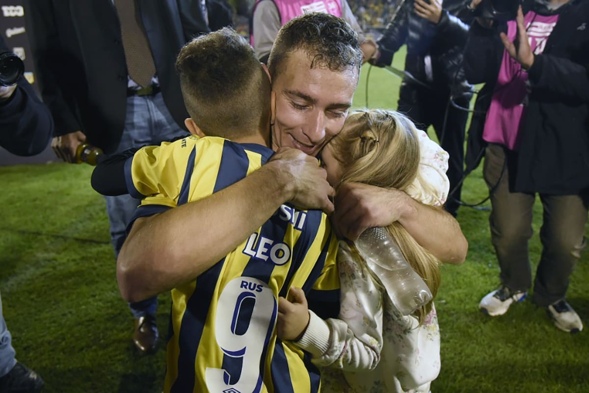 La despedida de Marco Ruben, abrazado a lo mejor de la vida: los hijos... y en Central