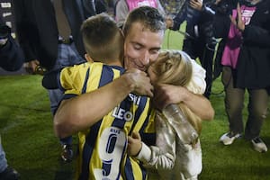 La despedida de Marco Ruben, abrazado a lo mejor de la vida: los hijos... y en Central