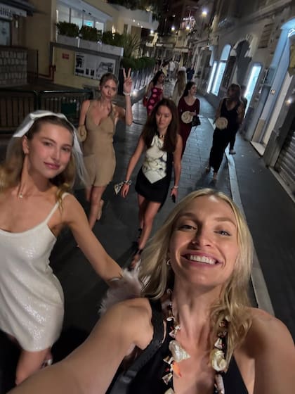La despedida de soltera fue en Capri, Italia, donde Eve y sus amigas disfrutaron de un fin de semana soleado junto al mar