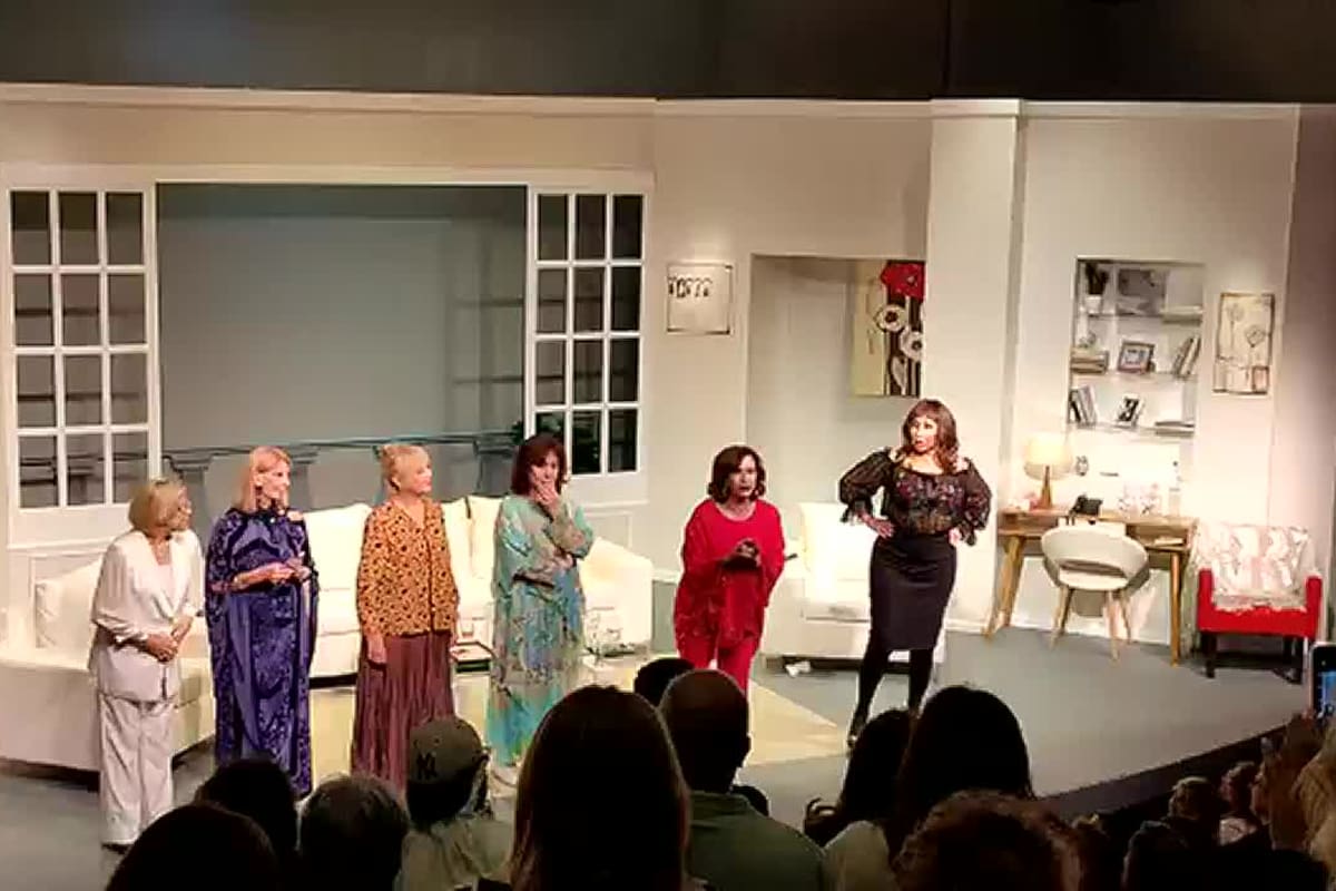 La despedida del elenco de Brujas al director Luis Agustoni en la función de anoche