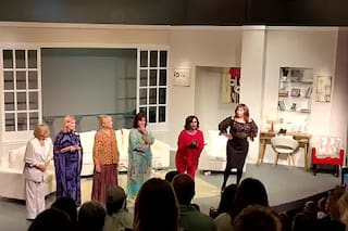 La despedida del elenco de Brujas al director Luis Agustoni luego de la función de anoche