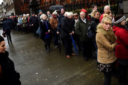 Miles de personas acudieron ayer a la iglesia de Limerick, en Irlanda, para despedir a la cantante