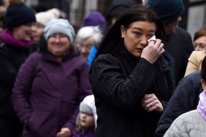 Los fans despidieron a la artista en la capilla ardiente de Limerick.