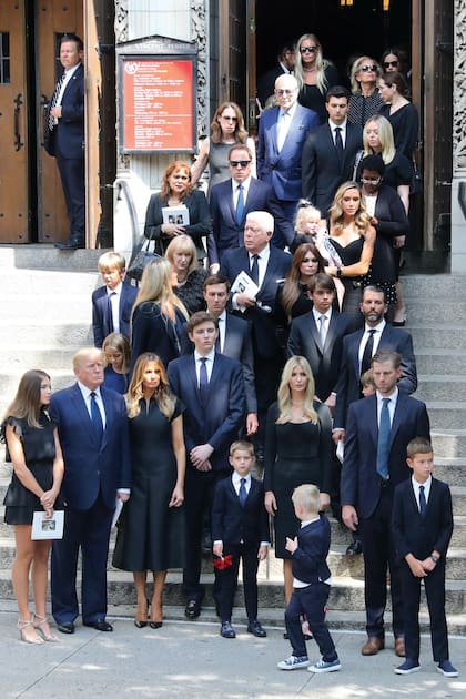 La despedida, encabezada por Donald Trump. Junto a él, su mujer Melania y su hijo menor, Barron. A su derecha, Kai Madison, la mayor de los diez nietos del ex presidente.