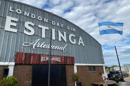 La destilería Restinga ya donó más de 100 litros de alcohol al 70% a hospitales de Mar del Plata y otras localidades de la Costa