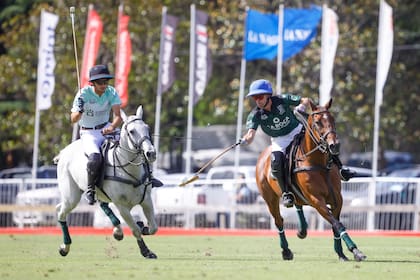 La destreza de Guillermo Caset, el número 3 de La Hache, para llevar de aire y en velocidad la bocha, superando a Carlos María Ulloa.