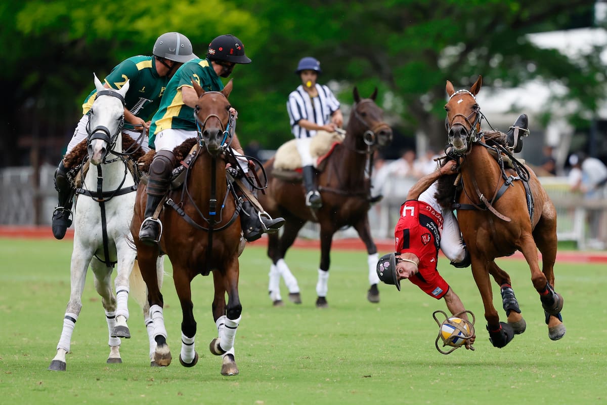 La destreza física de Justo Bermúdez para recoger a toda velocidad el pato, ante Juan José Storni y Facundo Taberna; el número 4 fue el mejor patero de la final del Abierto Argentino que El Siasgo le ganó a San Patricio.