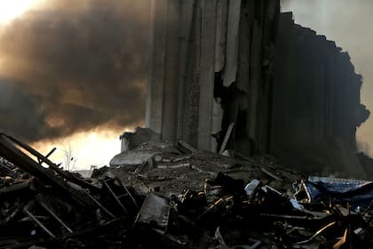 La destrucción luego de dos fuertes explosiones en el puerto de Beirut