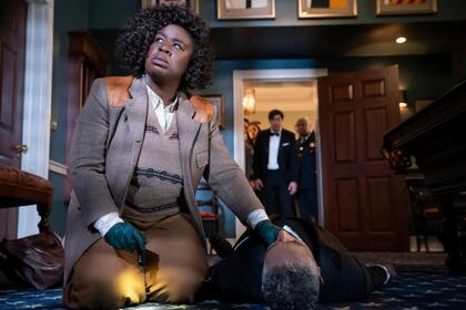 La detective de La residencia, interpretada por Uzo Aduba, se caracteriza por su inteligencia y su comportamiento excéntrico