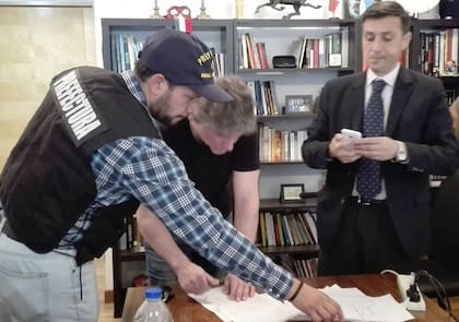 Amado Boudou pone su huella dactilar en la orden de detención