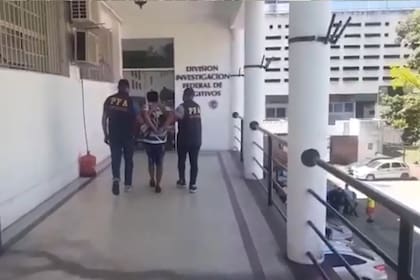 La detención de Daniel Álvarez Valdivia, acusado de participar del secuestro y asesinato de Asunta García Siles, ocurrido el 18 de abril de 2015 en Tarata, Bolivia