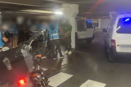 La detención de los "trapitos VIP" en el estacionamiento del Carrefour situado frente al estadio de Vélez