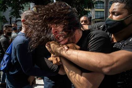 La detención de un manifestante en La Habana, el 11 de julio pasado