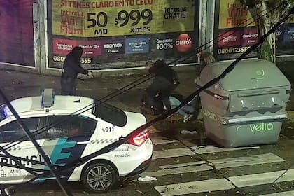 La detención del ladrón de autos que se escondió en un contenedor de basura para intentar escapar de la policía, en Lanús