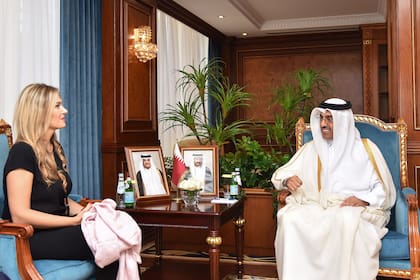 La detenida exvicepresidenta del Parlamento Europeo, Eva Kaili, en Doha, junto al ministro de Trabajo de Qatar, Ali bin Samikh al-Marri en octubre pasado