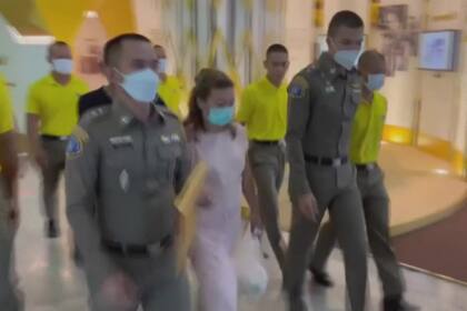 La detenida Sararat “Am” Rangsiwuthaporn es trasladada en Bangkok