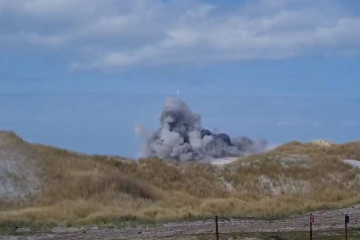 La detonación se produjo ayer sábado en una ceremonia que contó con la presencia de los isleños, que volvieron a caminar por las playa después de 38 años