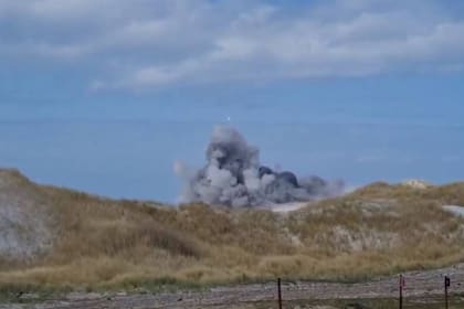 La detonación se produjo ayer sábado en una ceremonia que contó con la presencia de los isleños, que volvieron a caminar por las playa después de 38 años