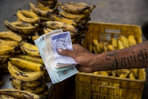 La devaluación sostenida de la moneda venezolana pulverizó la barrera de los 100 bolívares digitales por un dólar, empujado por una inflación incontenible.