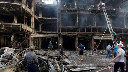 La devastación que dejó la explosión en el barrio chiita de Karada, en el centro de Bagdad