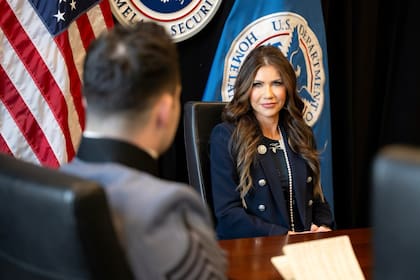 La DHS, bajo el mando de Kristi Noem, sigue enérgica para promover la autodeportación. Foto. Archivo