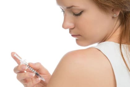 La diabetes tipo 1 tiende a aparecer temprano en la niñez o la adolescencia. Puede estar vinculada a la genética o desencadenarse por una infección viral.