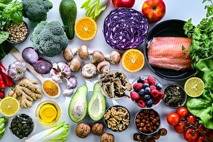 La dieta DASH se basa en frutas y verduras frescas, cereales integrales y proteínas magras, y limita el sodio, el azúcar y las grasas saturadas