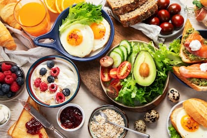 La dieta incluye legumbres, frutos secos, aceites vegetales, frutas, verduras y fibra viscosa, y desalienta el consumo de grasas saturadas