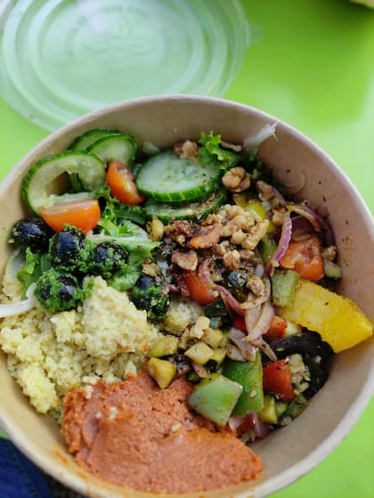 La dieta mediterránea combina frutas, verduras, legumbres y pescado