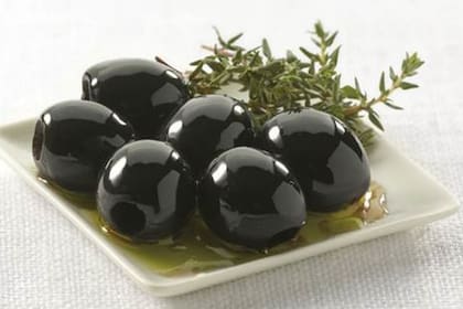 La dieta mediterránea considera las aceitunas y su aceite entre los pilares para una vida saludable y balanceada