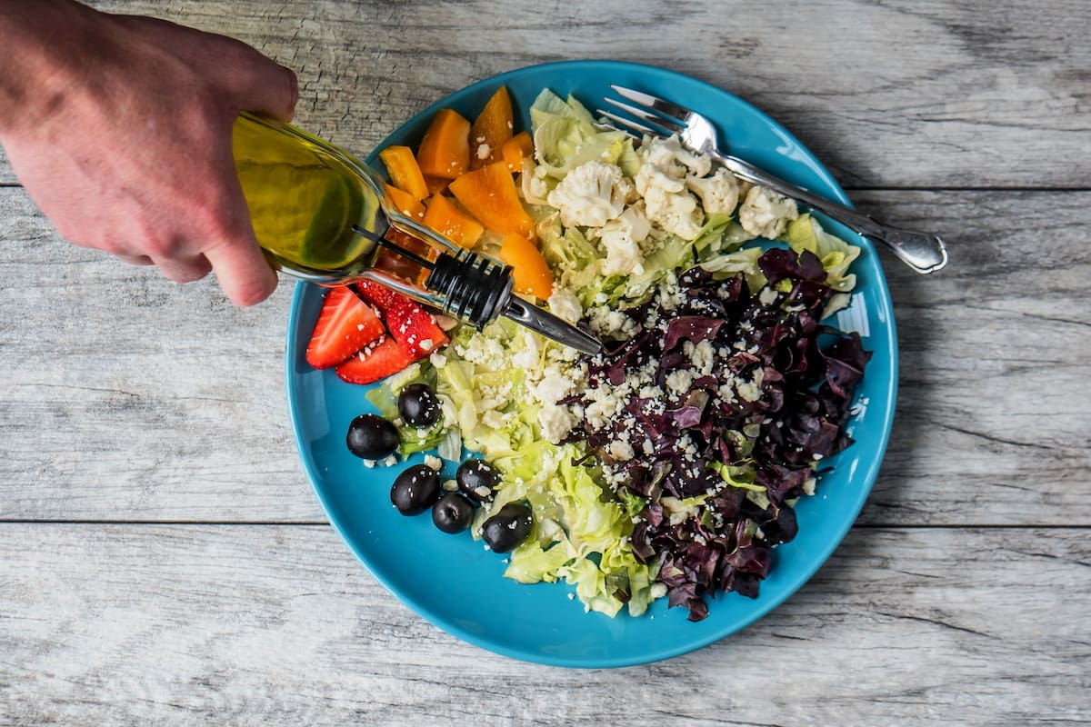 La dieta mediterránea incluye oliva en grandes proporciones