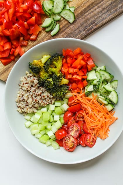 La dieta MIND consiste en el consumo de hojas verdes, frutas, frutos secos, legumbres y una reducción de carne roja