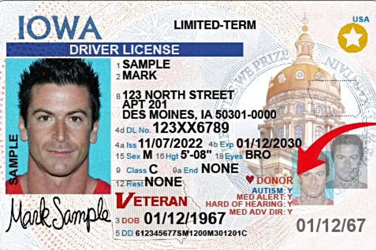 La diferencia con las credenciales estándar de Iowa es una marca de verificación en forma de estrella en la esquina superior derecha