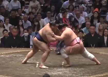 La diferencia de peso entre ambos competidores puso en aprietos a Kazuki, quien finalmente pudo ganar