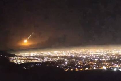 La diferencia entre meteoro y meteorito radica en que el primero se desintegra antes de llegar a la superficie terrestre, en tanto que el segundo llega a aterrizar