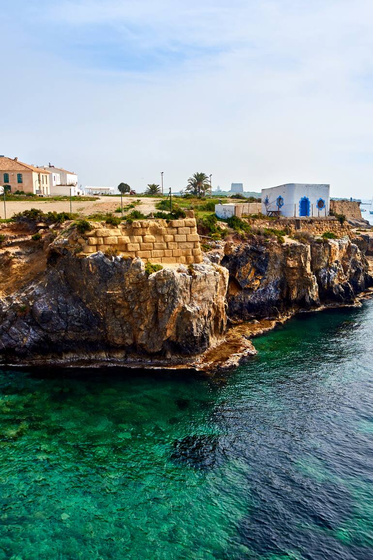 La diminuta isla de apenas 100 habitantes es un imán para turistas con sus playas y hoteles de encanto.